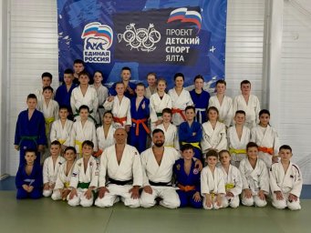 Символическое объединение сил на фоне крымских гор и моря Символическое объединение сил на фоне крымских гор и моря